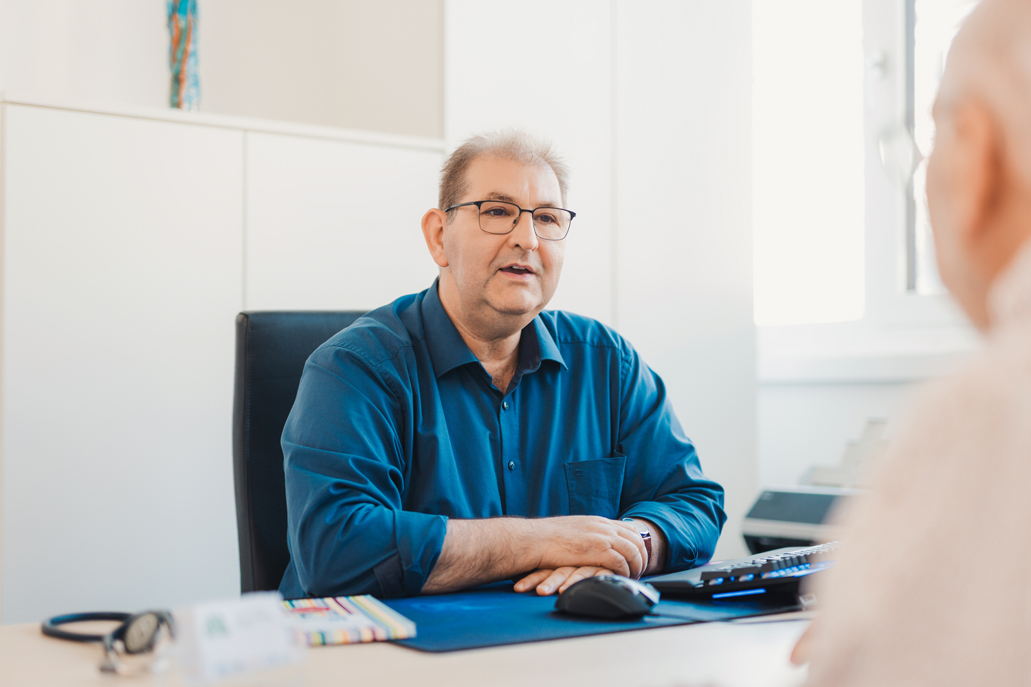 Frau vor einem Bildschirm