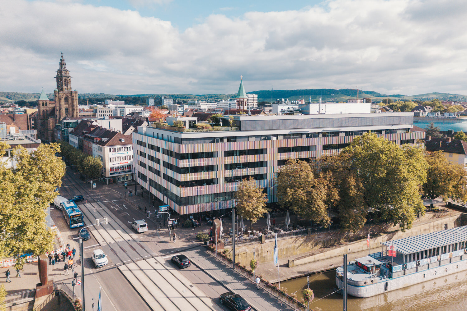Hände bedienen einen Laptop